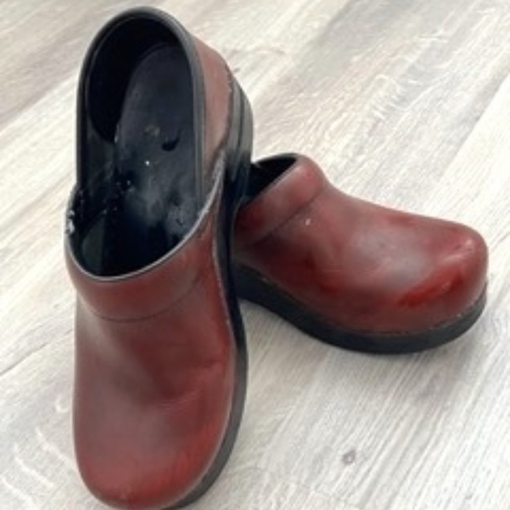 Dansko Cherry/Cordovan Professional Clogs in Good condition
